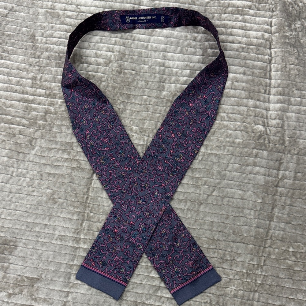 Elegant Paisley Silk Tie in Gray and Pink